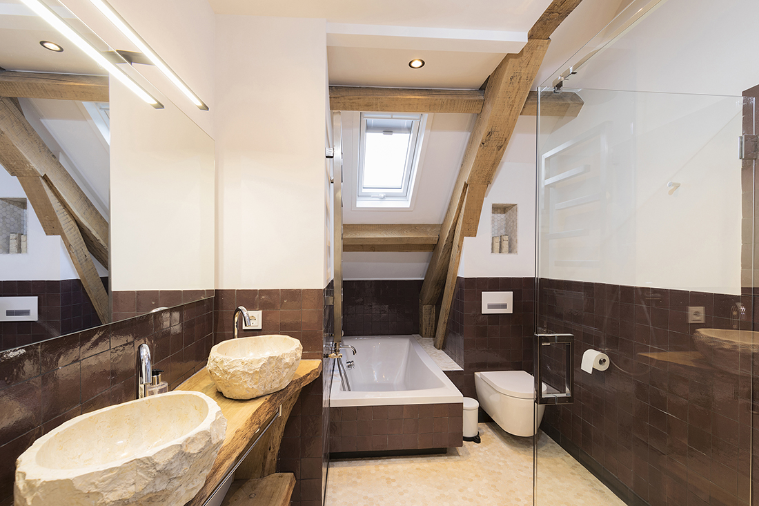 Bruine badkamer boven