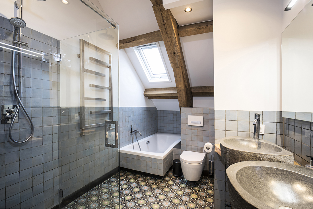 Blauwe badkamer boven