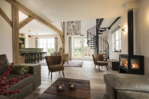 Lounge met bar, biertap en houtkachel