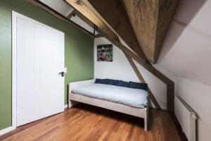 slaapkamer met houten bed