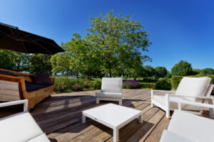 lounge meubels op een houten vlonder