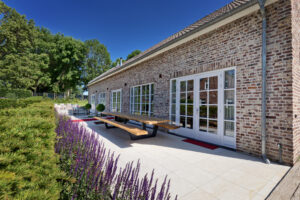 grote picknicktafel op terras van de groepsaccommodatie