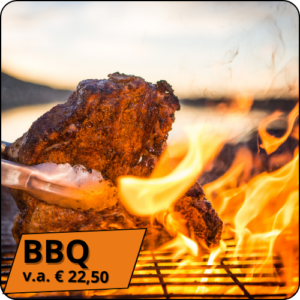 stuk vlees op barbecue vastgehouden met tang