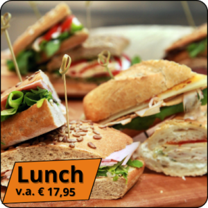 plank met belegde broodjes