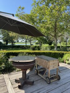 Grote ronde BBQ met uitzicht over de Maasplassen