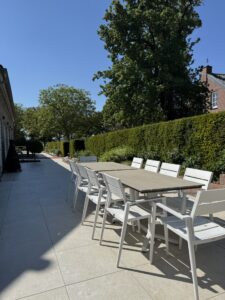 terastafels met stoelen